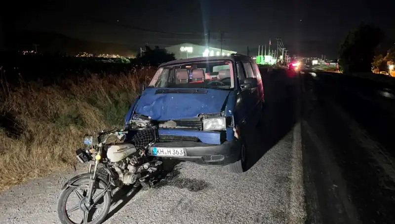 Söke’de Minibüs, Motosiklete Çarpınca Kaos Yaşandı: 3 Yaralı