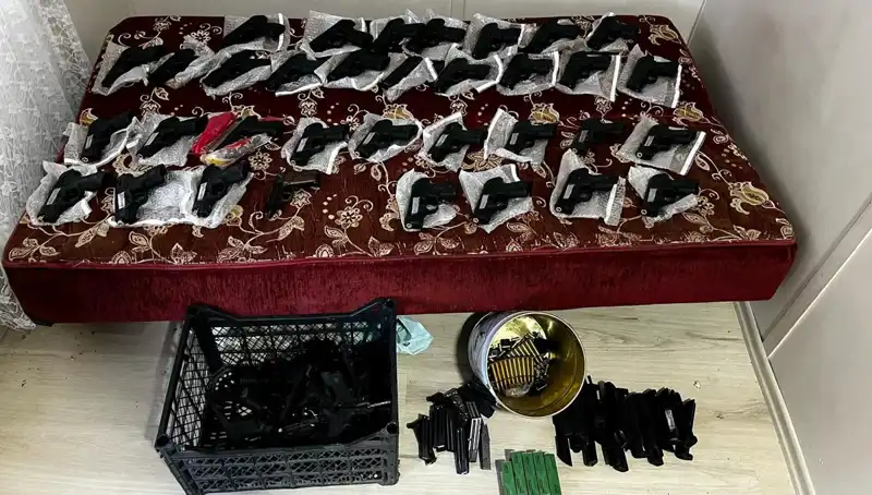 Gaziantep'te Şok Baskın: 45 Silah ve Bir El Bombası Ele Geçirildi