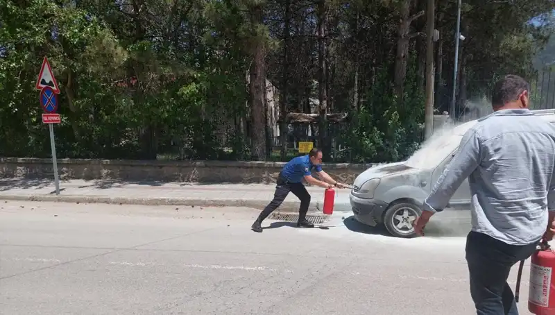 Emniyet Binasının Önünde Yangın: Alev Alan Araç  Kısa Sürede Söndürüldü