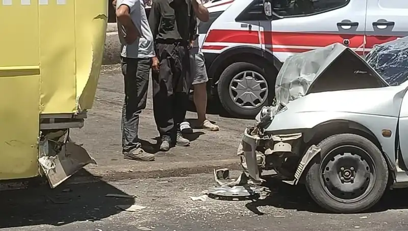 Zonguldak'ta Halk Otobüsü ve Araç Çarpıştı: İki Kişi Yaralandı