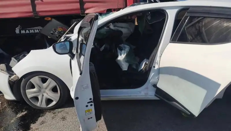 Sivas'ta Heyecan Verici Kaza: Otomobil TIR'a Çarptı!