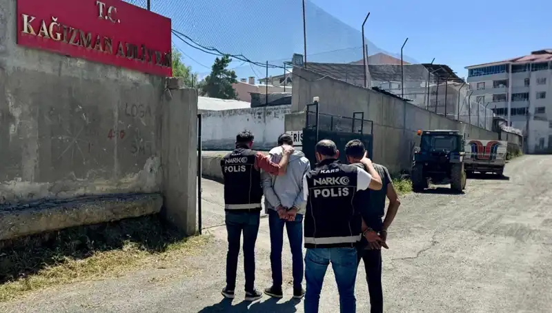Kars'ta Uyuşturucu Operasyonu: İki Şahıs Tutuklandı ve Eşya Ele Geçirildi