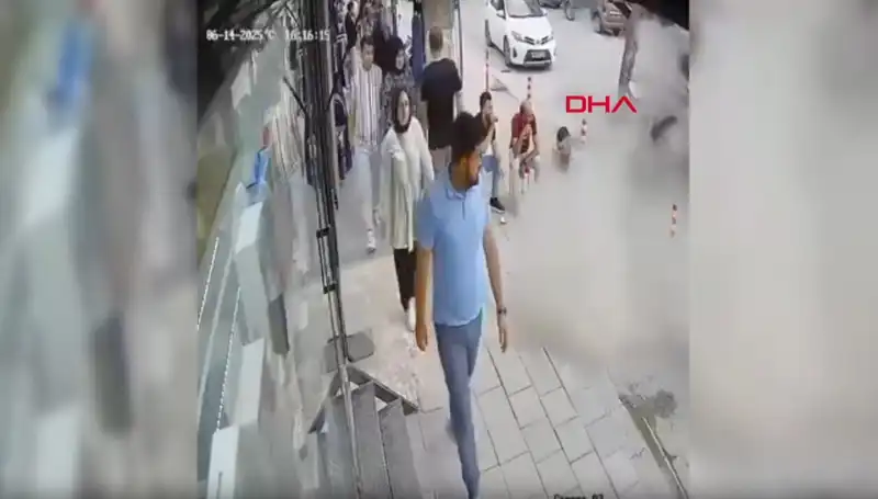 TIR Patlağı Korkuttu: Yoğun Trafik ve Panik Anları Yaşandı