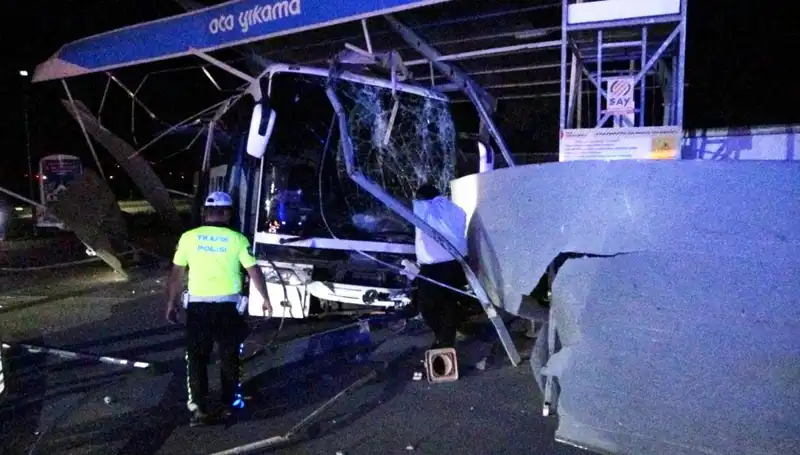 Otobüs Oto Yıkamaya Daldı: Kaza Sonrası 8 Kişi Yaralandı