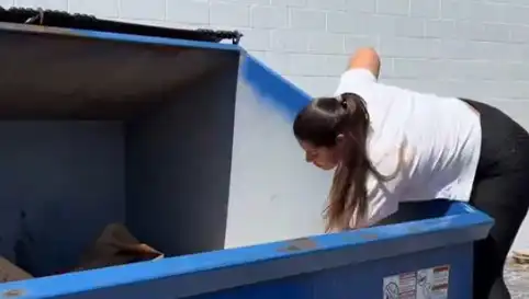 Alışverişi Bıraktı, Çöp Karıştırarak 2 Yılda İki Milyon TL Kazandı