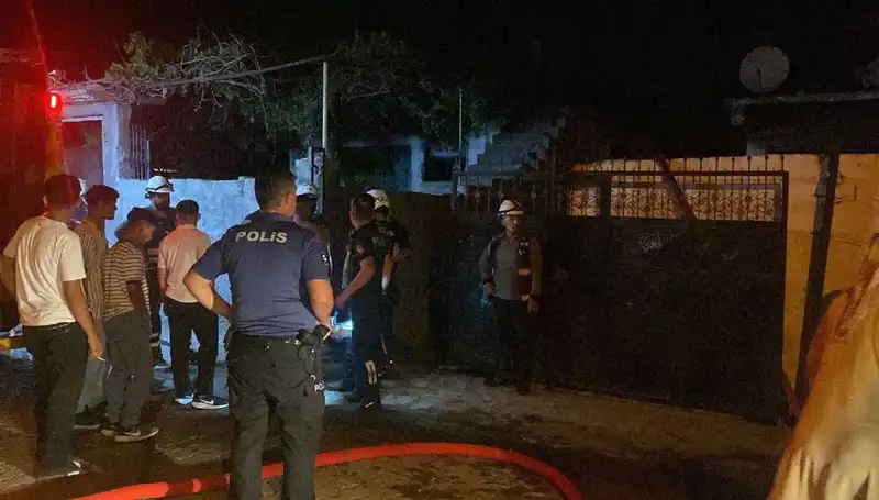 Ailesinin Evini Yakan Genç, Linçten Polis Tarafından Kurtarıldı