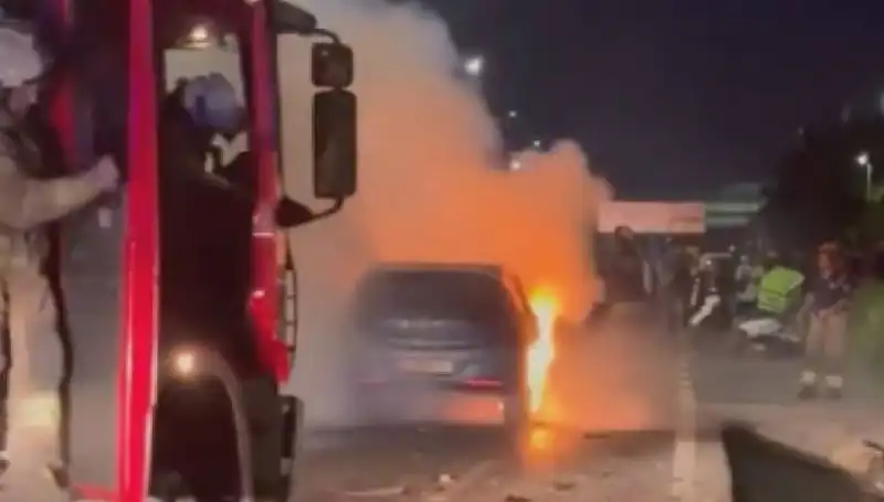 Otoyolda Kontrolden Çıkan Araç Alev Alev Yandı: Neyin Sebep Olduğu Merak Ediliyor