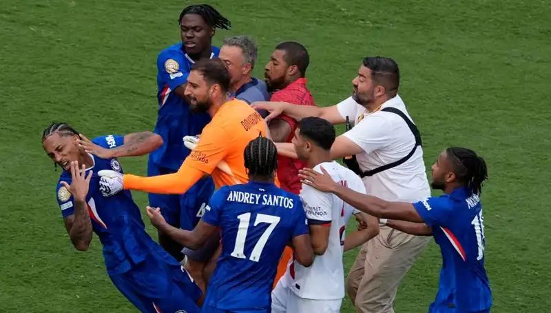 Dev Finalde Tansiyon Yükseldi: Teknik Direktör Futbolcuya Yumruk Attı