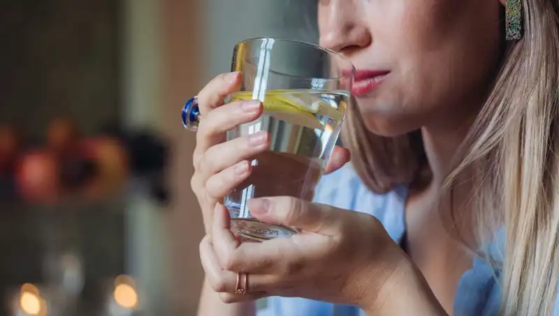 Aç Karnına Su İçmenin Şaşırtıcı Faydaları: Her Sabah 1 Litre