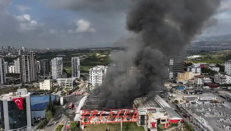 Mersin'de Fabrika Yangını: TOMA'lar Alevlere Müdahale Etti