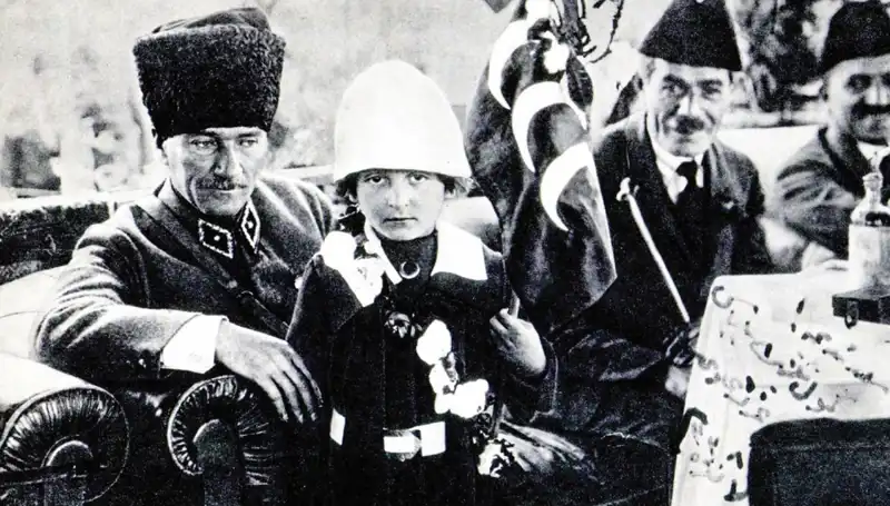 Bayramın Renkleri Arasında Gizli Bir Hikaye: O Şapkanın Altında Ne Var?