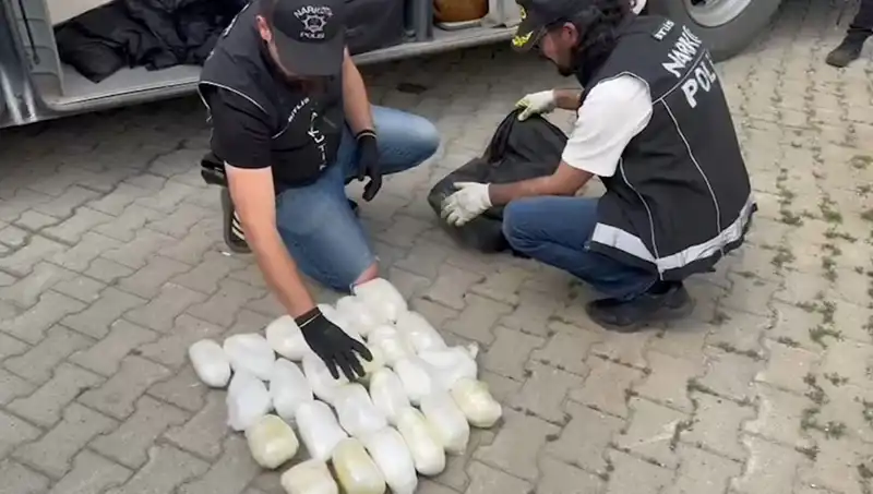 Yolcunun Valizindeki Şok Eşya: 13 Kilo Metamfetamin!