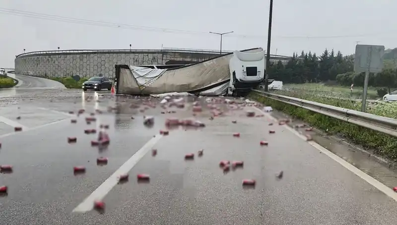 TIR Kazasında Yola Saçılan Alkol Şişeleri Trafiği Kilitledi
