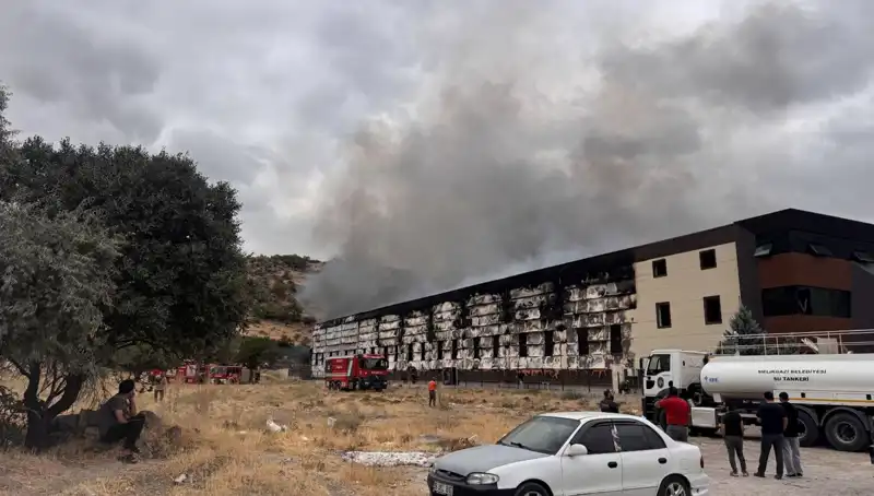 Kayseri'de Mobilya Fabrikasında Çıkan Yangın, Şehirde Panik Yarattı