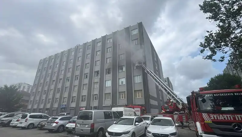 Çorap İmalathanesinde Korkutan Yangın: İşçiler Kurtarıldı, Maddi Hasar Büyüdü