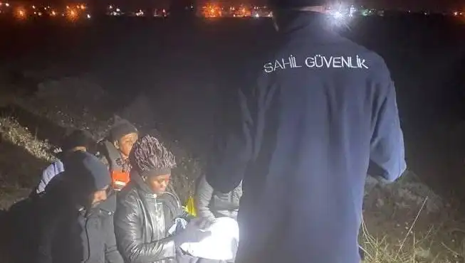 İzmir'de Düzensiz Göçmen Operasyonu: Yedisi Bir Arada Yakalandı!