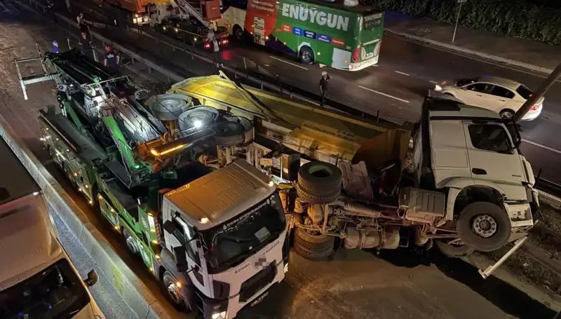 Moloz Yüklü Hafriyat Kamyonu Devirildi: Büyük Kaza Sonrası Olay Yerinde Büyük Kargaşa