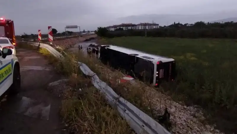 Manisa'da Yolcu Otobüsü Kazası: Çok Sayıda Yaralı ve Panik Anları