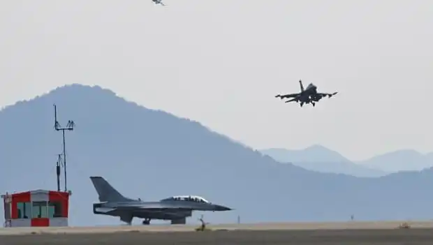 Güney Kore'de Askeri Tatbikat sırasında Savaş Uçağı Köye Bombardıman Yaptı