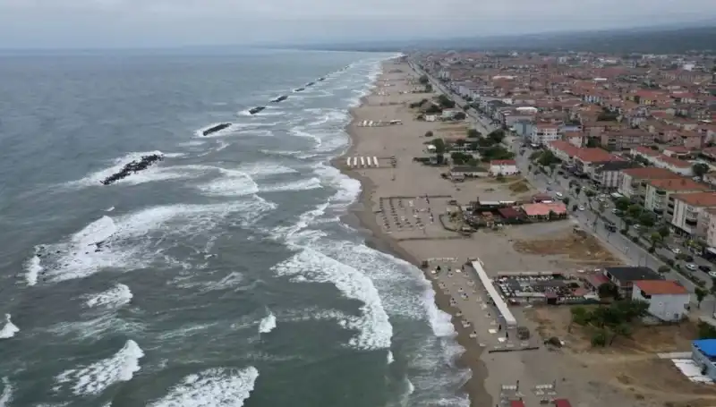 Sakarya'da İki İlçede Deniz Keyfine Yasak Geldi! Nedenleri ve Etkileri