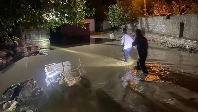 20 Dakkalık Yağış Hayatı Felç Etti: Evler Çöktü ve Boşaltıldı