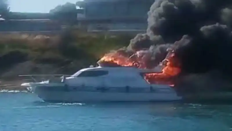 Çeşme Marinası’nda Motoryat Korkutan Yangın: Yangın Söndürüldü!