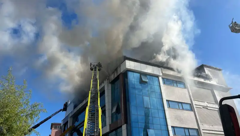 Esenyurt'ta Tekstil Atölyesi Kısa Sürede Alevlere Teslim Oldu