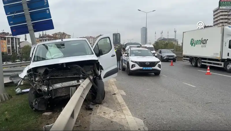 Otoyolda Feci Kaza! Araç Bariyere Ok Gibi Saplandı, Yaralılar Var