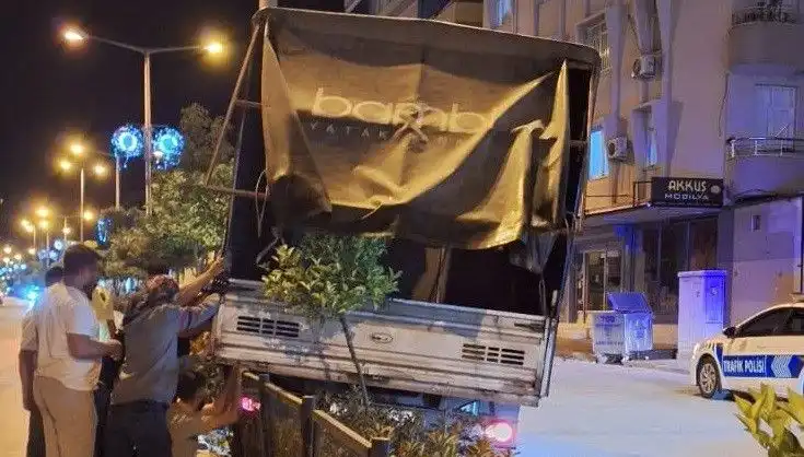 Park Halindeki Kamyonet Korku Dolu Anlar Yaşattı!