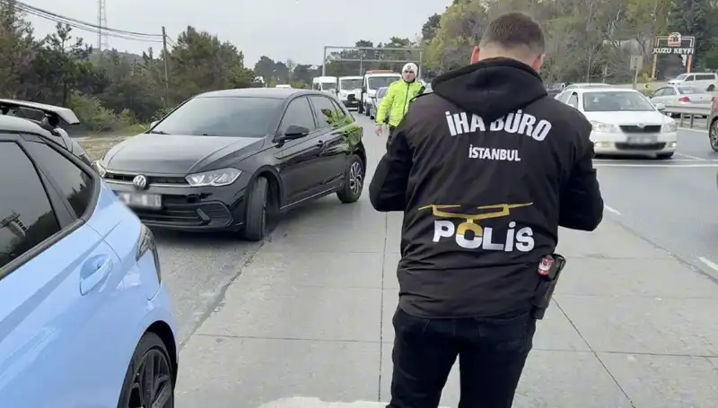 Emniyet Şeridini İhlal Eden Araç, Yolda Bulduğu Cezayı Ödemek Zorunda Kaldı