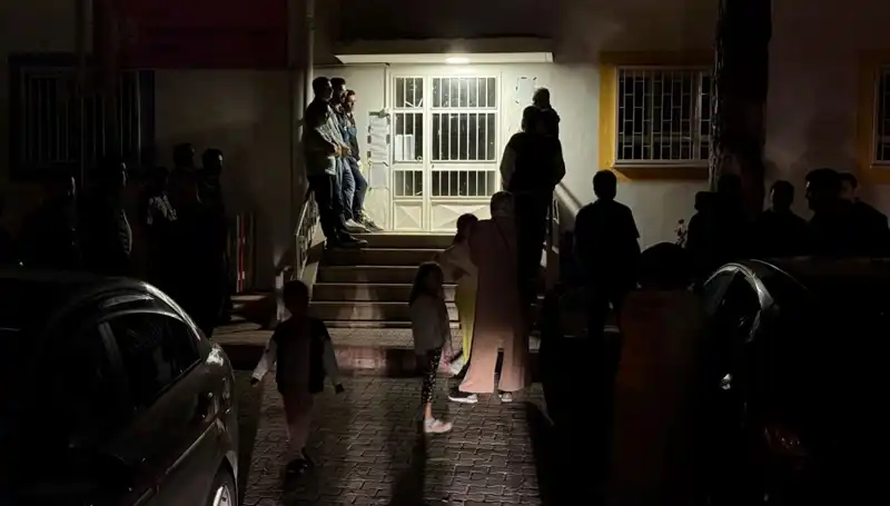 Çocuklarını Anaokuluna Kaydettirmek İçin Gece Kuyruğuna Giren Veliler