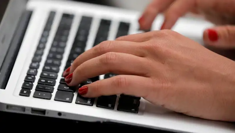 Laptop Mikrofonları: Kapalıyken Bile Dinlenme Riski Neden Artıyor?