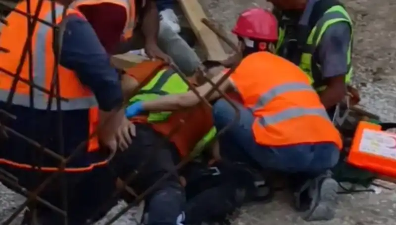 Adana'da İnşaat Ortasında Korkutan Kaza: İki İşçi Yaralandı