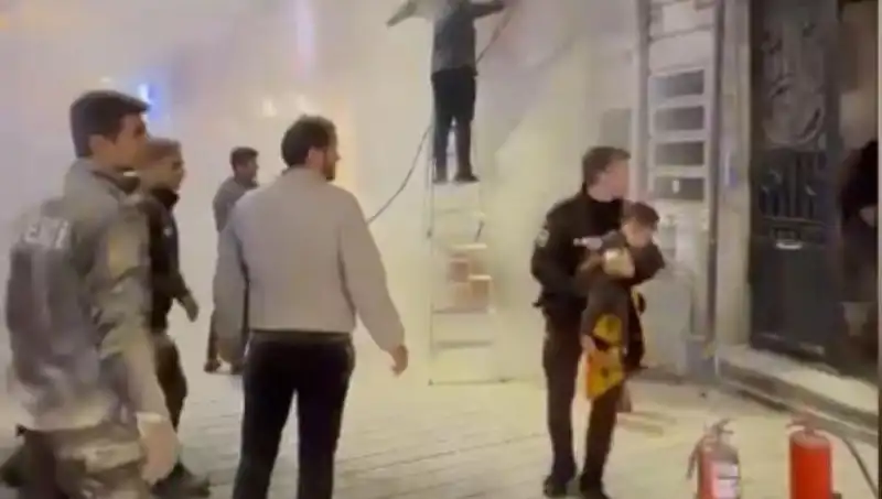 Beyoğlu'ndaki Büfe Yangınında Mahsur Kalan Çocuk Kurtarıldı