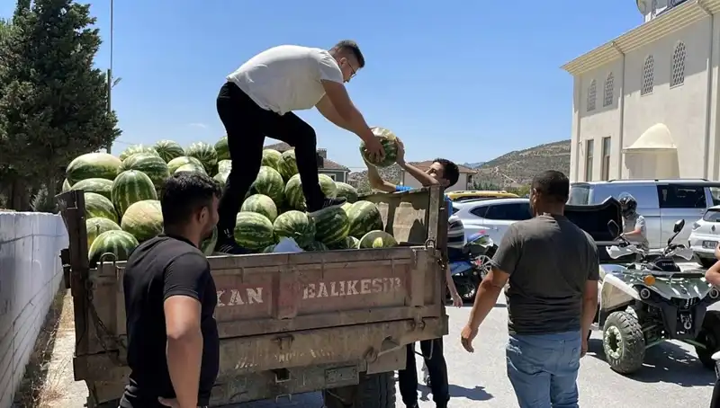Karpuz Sevgisi: Genç Girişimci, Şehrin Kalbinde Ücretsiz Dağıtım Yaptı