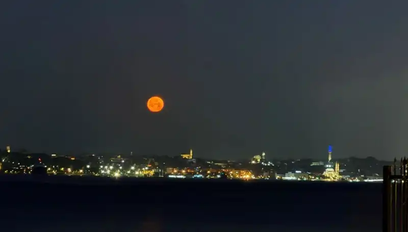 İstanbul'da Çilek Dolunayı: Büyüleyici Manzaralar Şehri Sarıp Sarmaladı