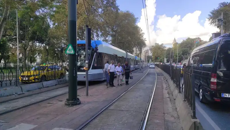 Beyoğlu'nda Tramvay Kazası: Yayaya Çarpma Anı Kameralara Yansıdı