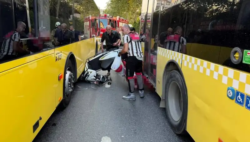 Motosiklet, Kalabalık İETT Otobüslerinin Arasında Sıkıştı: Hayati Tehlike