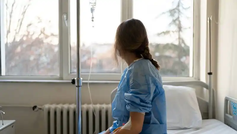 27 Yaşındaki Kadının Meme Kanseri Teşhisi Şaşkınlık Yarattı: Doktorlar İki Kez Ciddiye Almadı