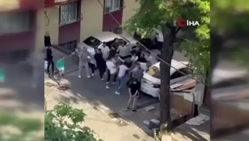Kapıları Zorlayan Madde Bağımlısına Meydan Dayakları! Neler Oluyor?