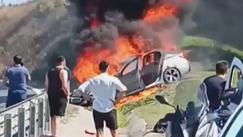TEM Otoyolu'nda Korkutan Kaza: Otomobil Kısa Sürede Alev Alev Yandı