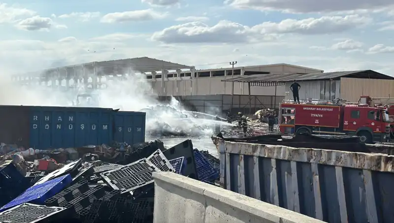 Aksaray'daki Geri Dönüşüm Fabrikasında Korkutan Yangın: 3 Aylık Çalışma Durma Noktasına Geldi