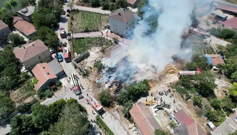 Arnavutköy'de Yangın: Saman Balyaları Kül Oldu, Heyecan Dolu Anlar Yaşandı