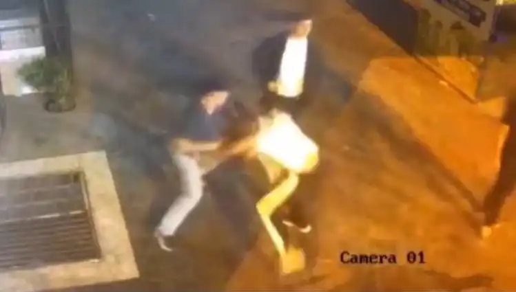 İstanbul Sokaklarında Tekmeli Yumruklu Kavga! Neler Oluyor?