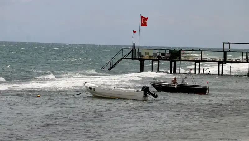 Poyraz Fırtınası Denizi Kapladı: Hangi Plajlarda Yüzme Yasaklandı?