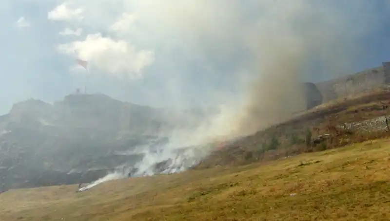 Kars Kalesi'nin Eteklerinde Yangın Paniği: Anız Alevlere Teslim Oldu