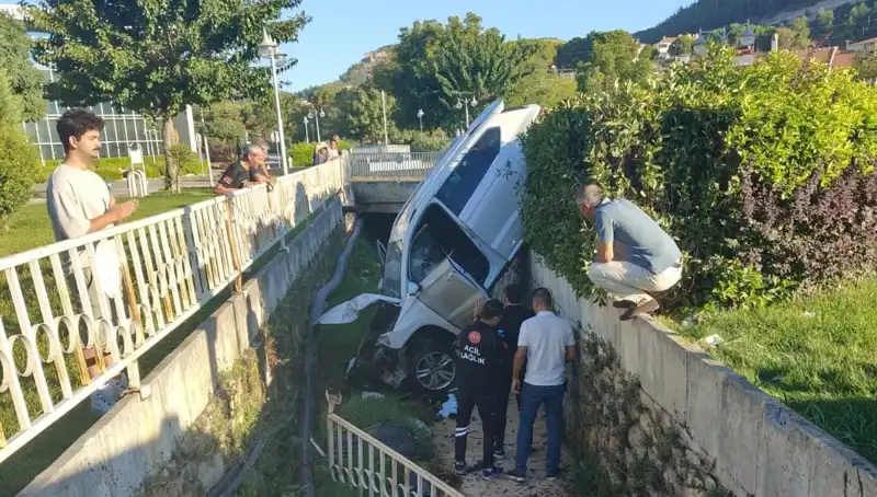 Muğla'da Direksiyon Kırdı, Feci Kaza Sonuçlandı