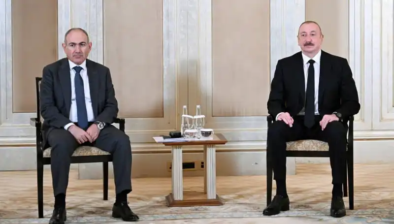 Aliyev ve Paşinyan, Abu Dabi'de Barış Süreci İçin Tarihi Toplantıda Buluştu