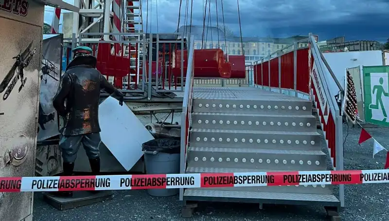 Dönen Salıncak Reklam Direklerine Çarptı: Çocuklar Facianın Eşiğinden Döndü