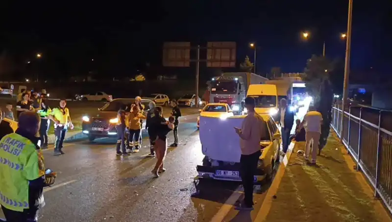 Otoyolda İki Çocuk ve İki Yetişkinin Yaralandığı Geri Dönüş Kazası